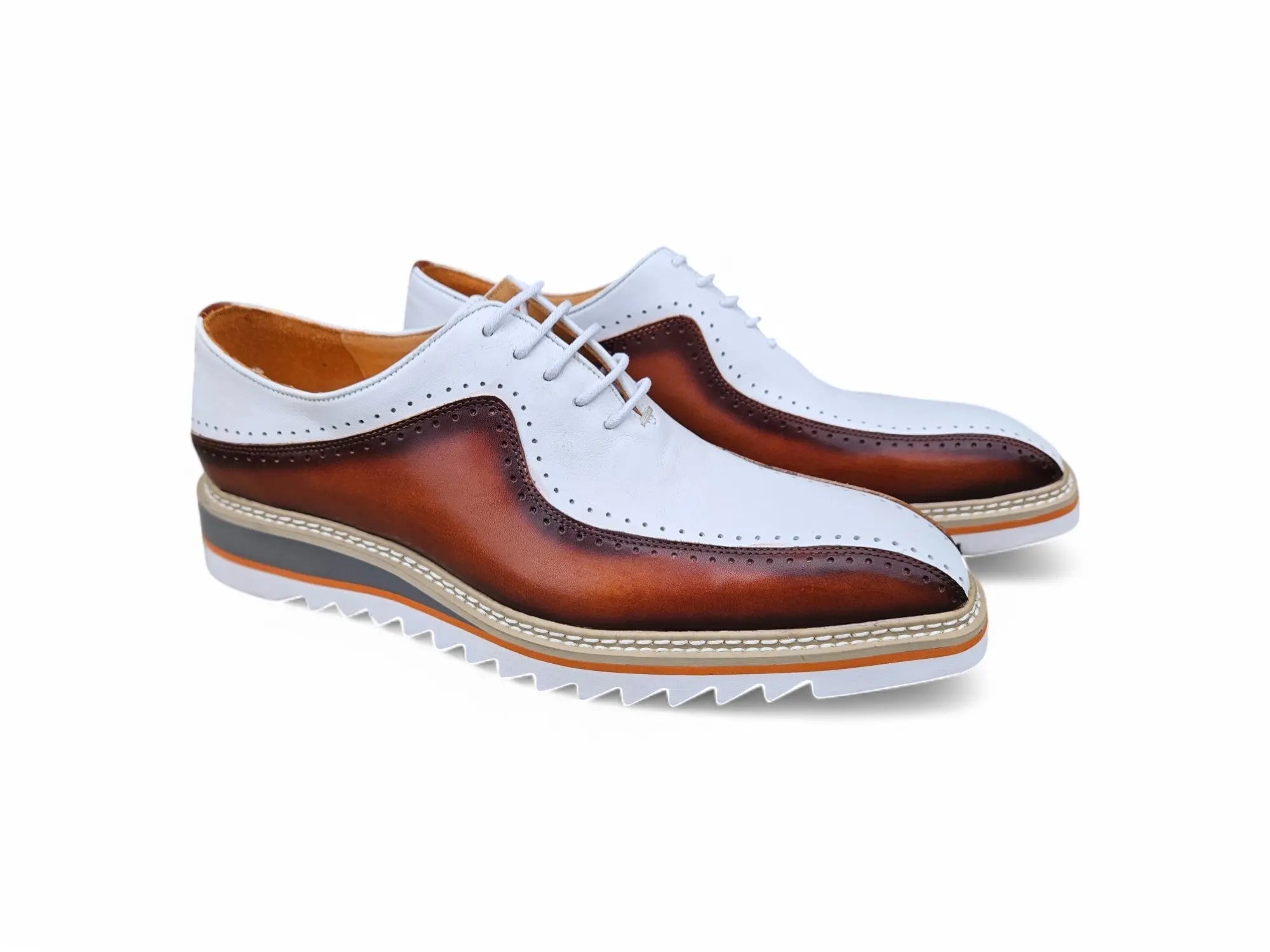 Stylish Two-Tone Brogue Oxford Carrucci