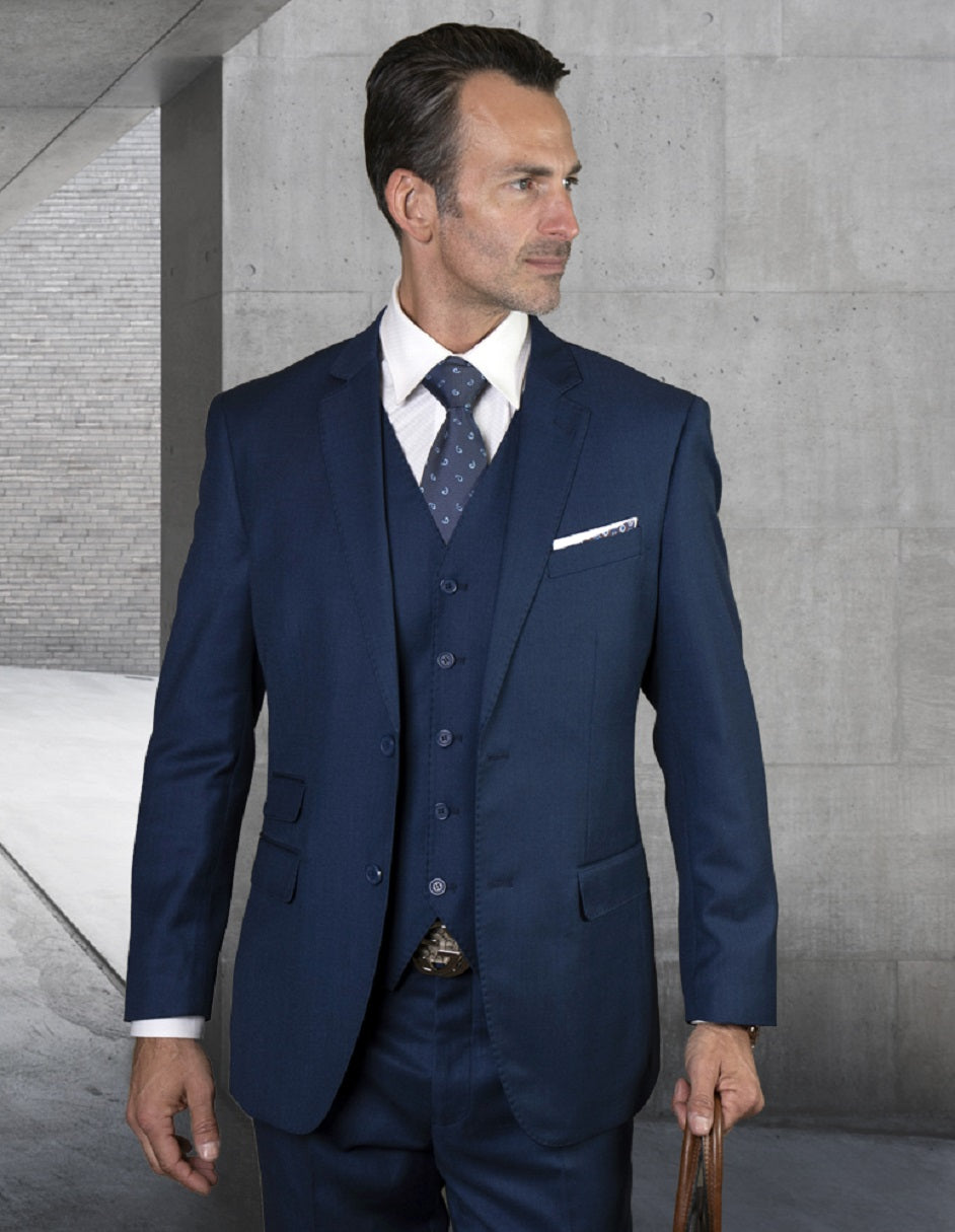 Traje de hombre de corte moderno con dos botones y pespuntes en azul zafiro